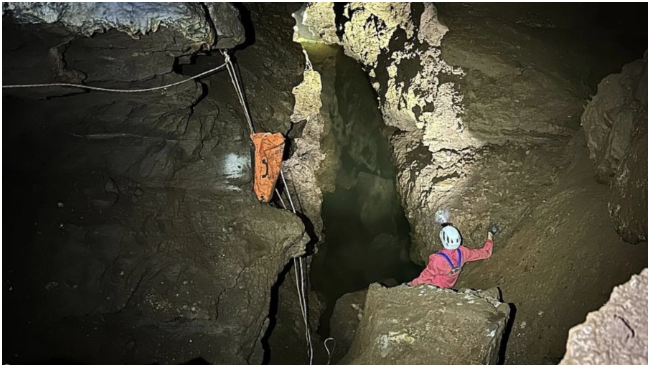 Descubren una nueva conexión entre dos cuevas del sistema kárstico de Fuentes de León