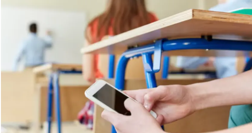Bogotá estudia restringir el uso de celulares en los colegios: solo se permitirían con fines pedagógicos