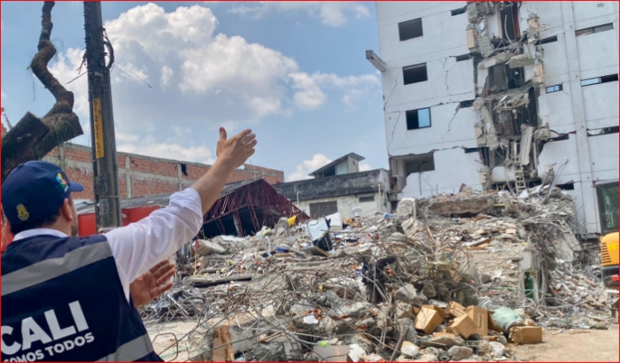 EN VIVO Inicia la demolición del primer edificio destruído por terremoto del 10 de agosto en el barrio Cuarto de Legua