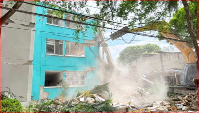 EN VIVO Inicia la demolición del primer edificio destruído por terremoto del 10 de agosto en el barrio Cuarto de Legua