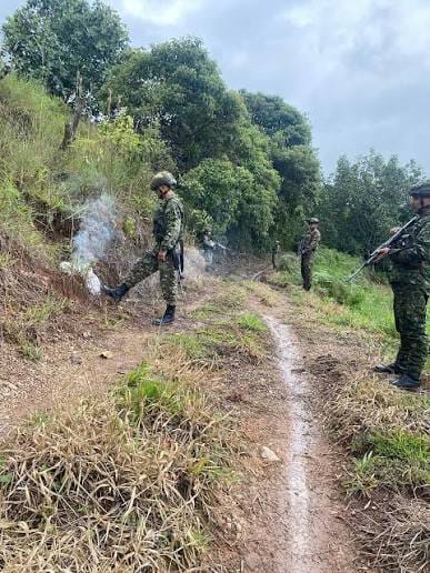 Tres soldados mueren tras ataques con explosivos y armas de largo alcance en Meta.