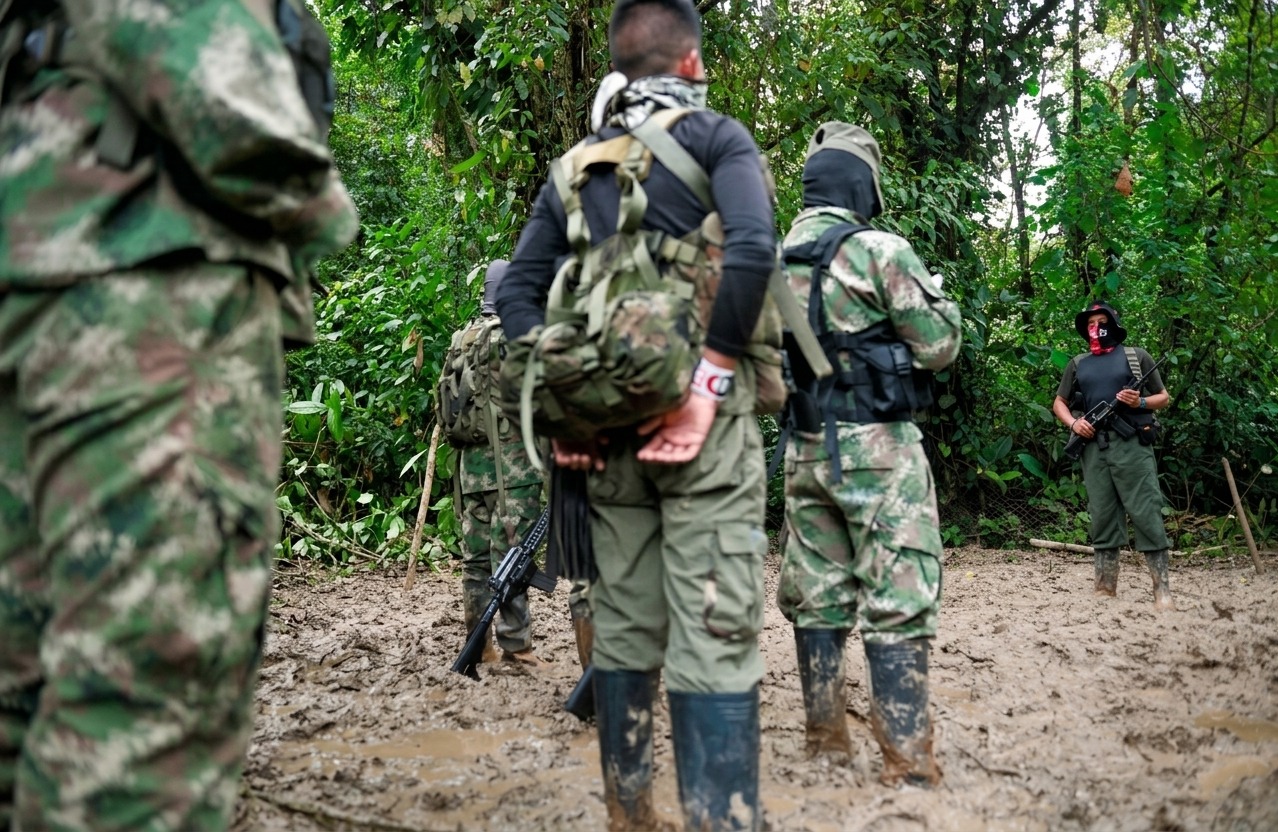 Fallo judicial limita bombardeos ante presencia de menores reclutados