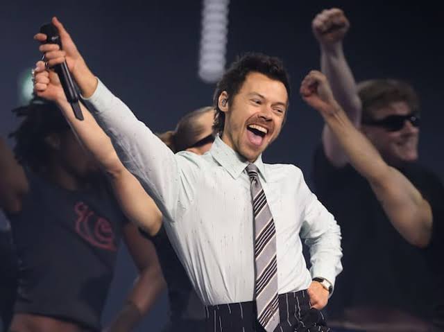 Harry Styles y el ecenario enorme en Su gira