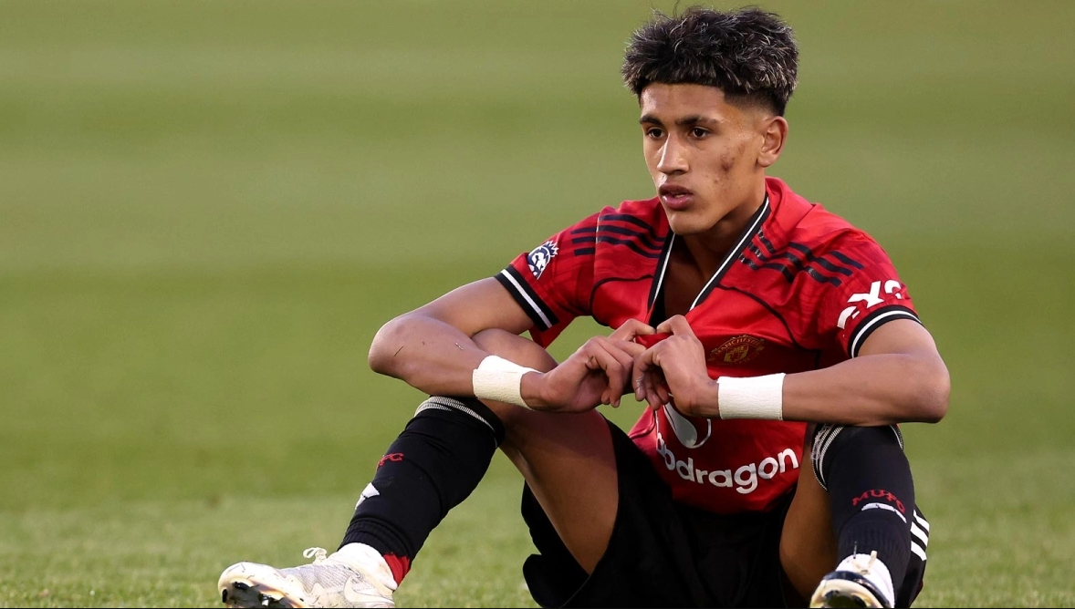 ¡ESCÁNDALO EN MANCHESTER UNITED! JOYA DE 15 AÑOS PIDIÓ SALIR DEL CLUB