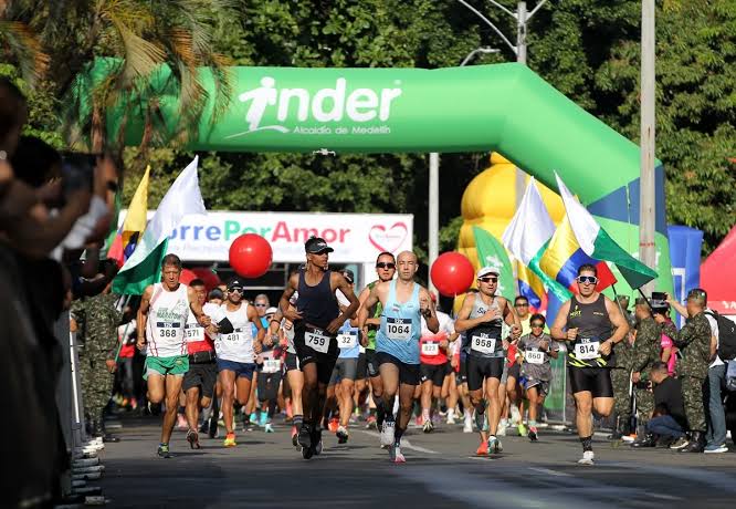 Más de 30.000 corredores llenaron de deporte las calles de Medellín en la edición 32 de su Maratón