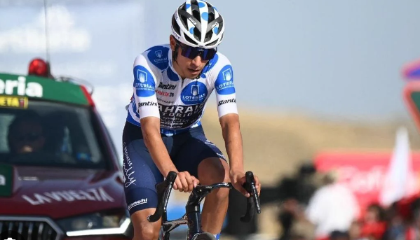 SANTIAGO BUITRAGO VOLVIÓ A BRILLAR EN LA VUELTA A ESPAÑA Y MANTIENE LA CAMISETA DE LA MONTAÑA