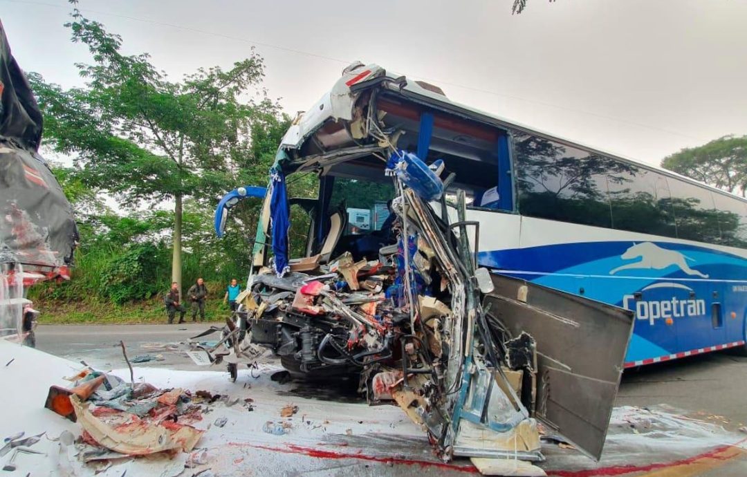 TRAGEDIA EN EL SUR DEL CESAR: TRES PERSONAS MURIERON AL CAER UN BUS DESDE UN PUENTE