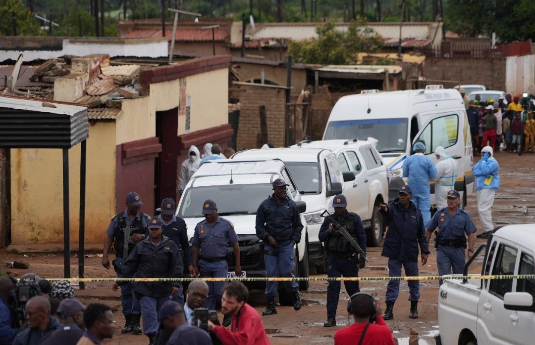 MASACRE EN SUDÁFRICA: 27 PERSONAS MUEREN EN DOS TIROTEOS
