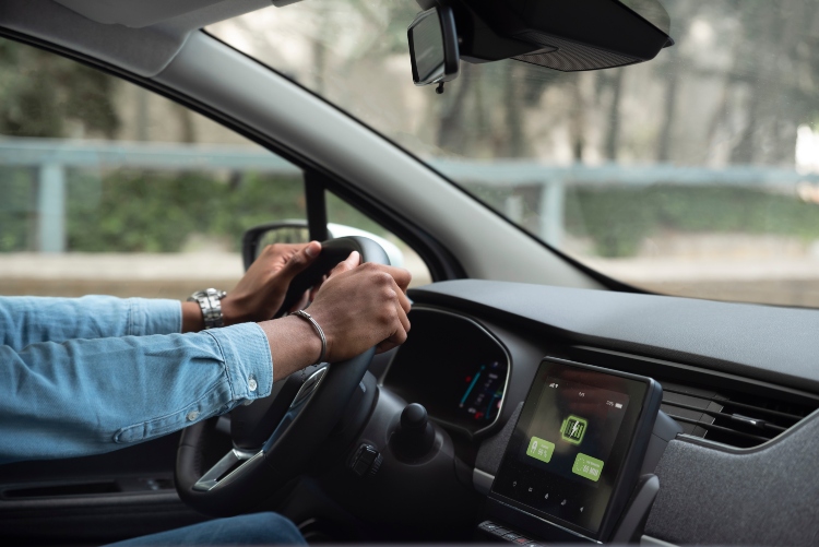 Guía de seguridad en plataformas de movilidad: cómo funciona el botón de pánico y recomendaciones para viajar tranquilo
