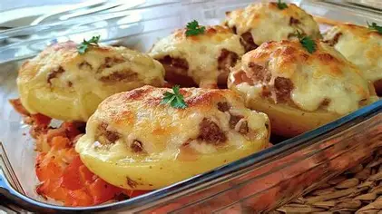 Una forma sencilla y sabrosa es hacer patatas rellenas de berenjena, cebolla y queso, gratinadas al horno.