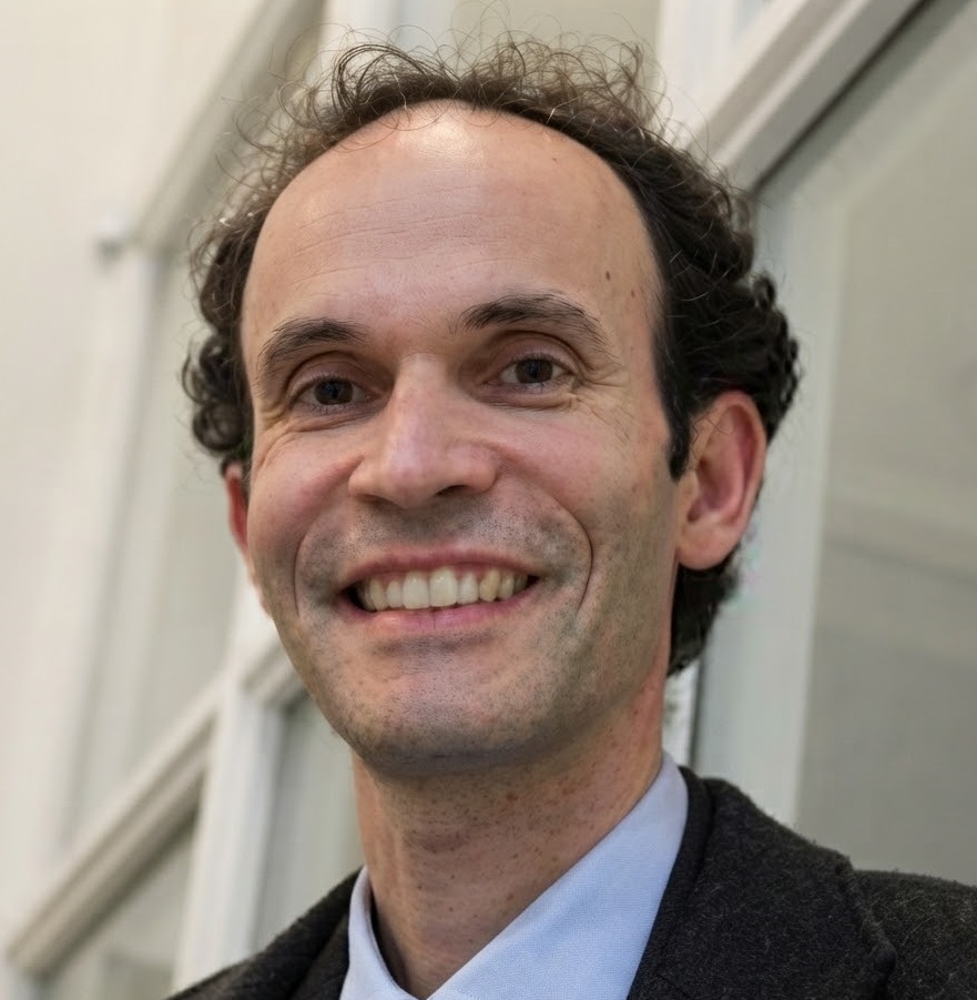 Ilario Favero, ciudadano italiano.