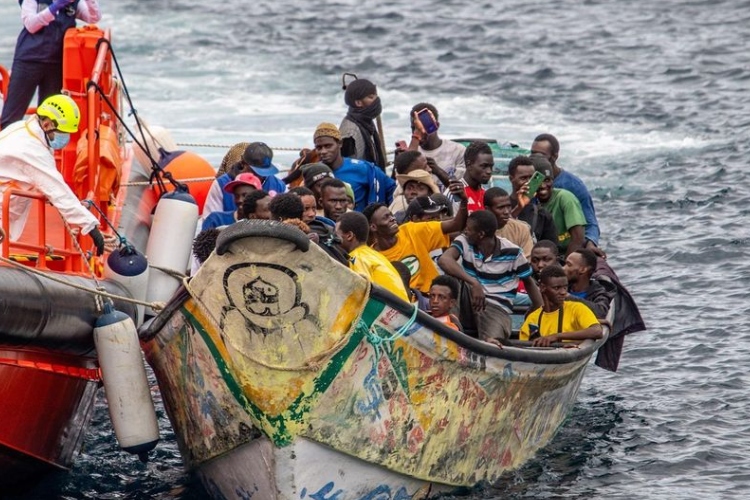 Menos migrantes llegan a Europa por mar, pero las rutas son cada vez más mortales, advierte la OIM