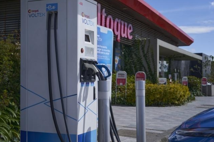 Más carros eléctricos, más cargadores: así avanza la infraestructura de movilidad limpia en Colombia