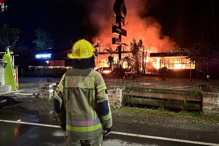 Emergencia en Rionegro: gigantesco incendio en La Laja mantiene en alerta a las autoridades