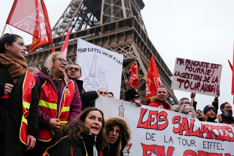 Crisis en la Torre Eiffel: trabajadores protestan por apartar a mujeres durante una visita religiosa
