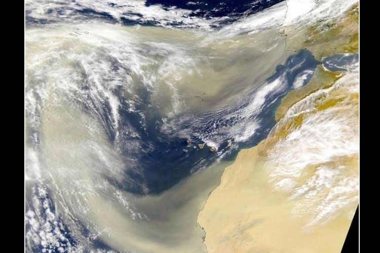 Así se ve desde el espacio la gigantesca nube de polvo sahariano que avanzó sobre el Atlántico