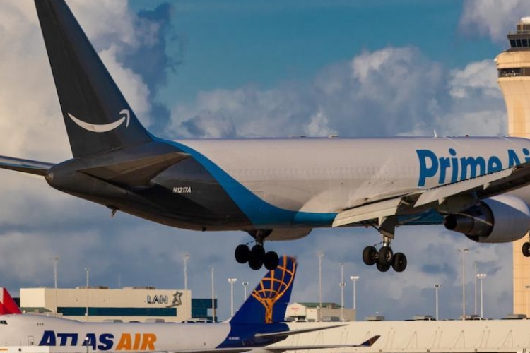 Avión de Amazon se estrella en Miami y golpea varios vehículos: hay cinco muertos