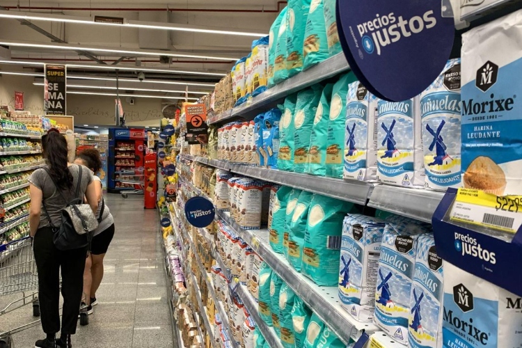 Argentina enfrenta una nueva caída del consumo masivo mientras los precios mayoristas suben 2,1%