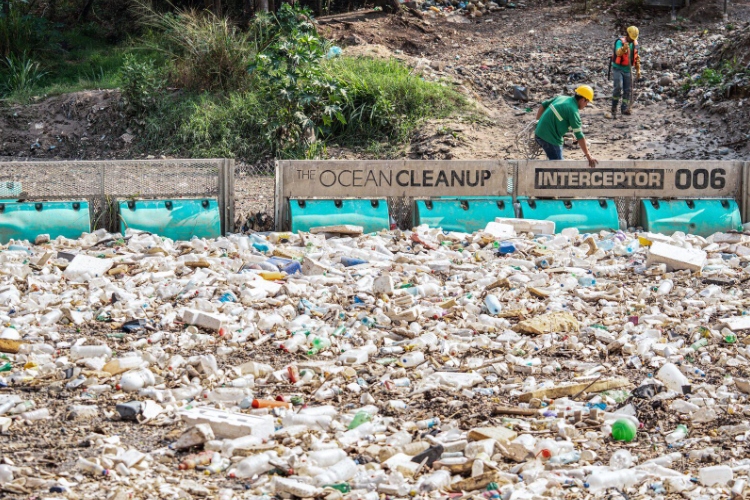El río Motagua se enfrenta a una avalancha de plástico con barreras flotantes