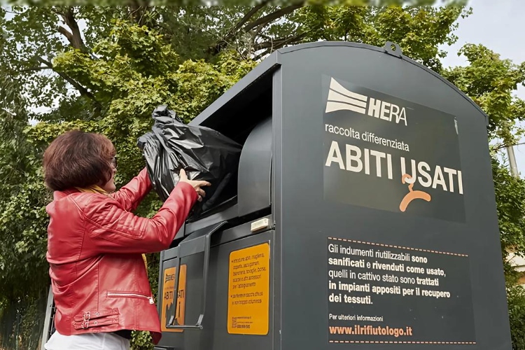 Llevar ropa usada al contenedor ahora puede tener recompensa en Italia
