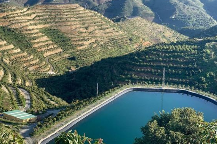 Agricultores del sur de España construyen reservas de agua frente a las sequías prolongadas