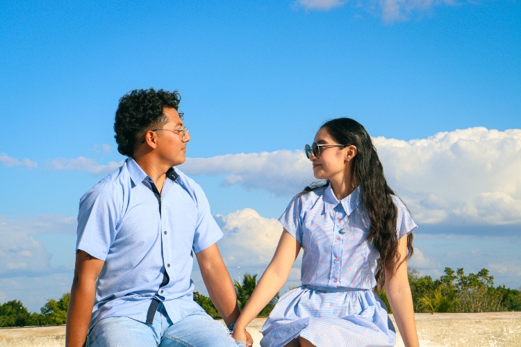 Del «casi algo» al «crush» anglicismos redefinen el amor y amistad en el país