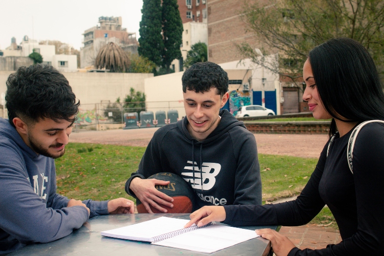 Fonigualdad abre convocatoria para apoyar a 1.200 jóvenes líderes con iniciativas de cultura, deporte y educación