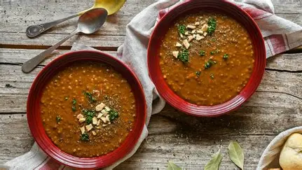 Una sopa de lentejas agridulces combina el sabor terroso de las lentejas con un toque dulce y ácido
